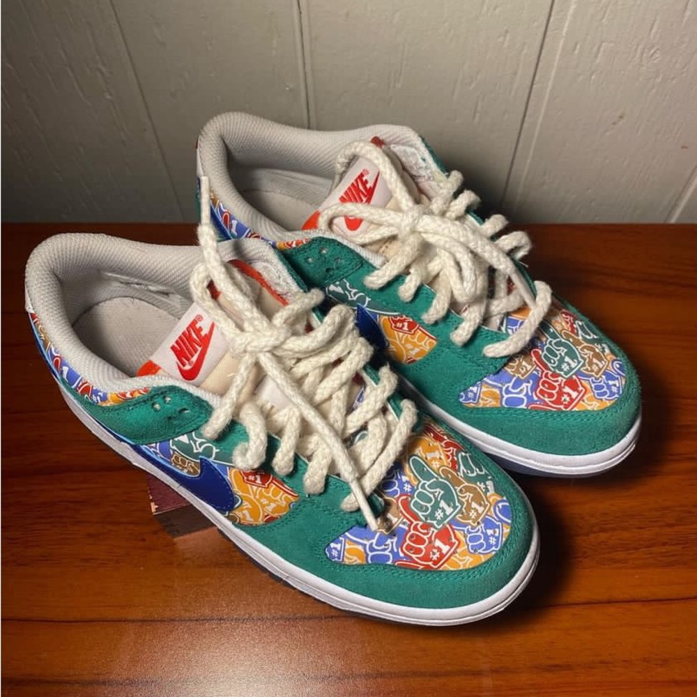 Foam Finger Dunks - Picture 5 of 7